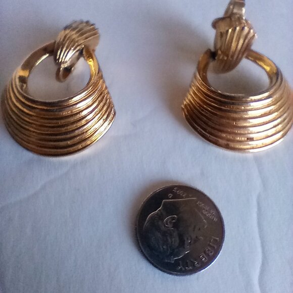 Vintage Trifari Clip On Earrings - Picture 1 of 3